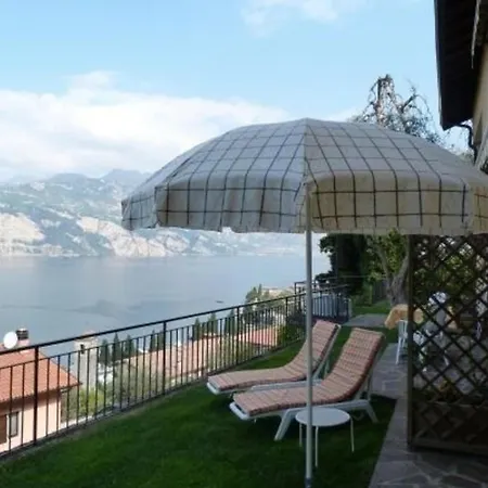 In Mit Gemeinsamem Pool, Terrasse Und Garten Und Seeblick