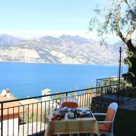 In Mit Gemeinsamem Pool, Terrasse Und Garten Und Seeblick